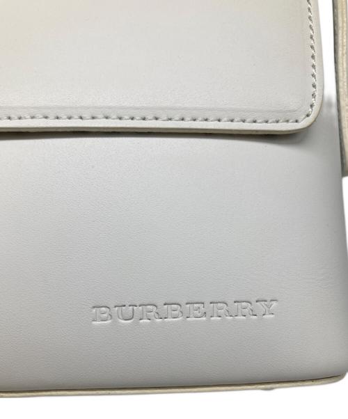 BURBERRY（バーバリー）BURBERRY (バーバリー) セミショルダーバッグ ホワイトの古着・服飾アイテム