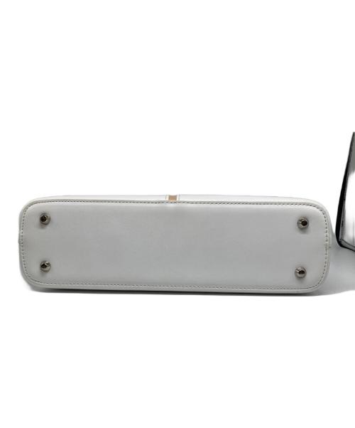 BURBERRY（バーバリー）BURBERRY (バーバリー) セミショルダーバッグ ホワイトの古着・服飾アイテム