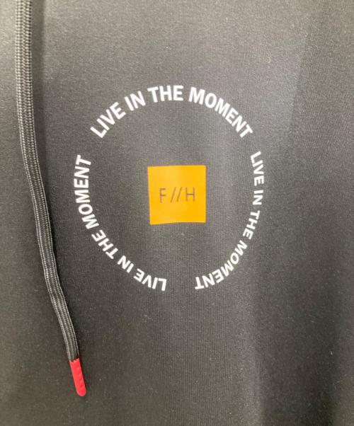 FREELY CIRCLE（フリーリーサークル）FREELY CIRCLE (フリーリーサークル) LOGO RASH ZIP HOODIE ブラック サイズ:XL 未使用品の古着・服飾アイテム