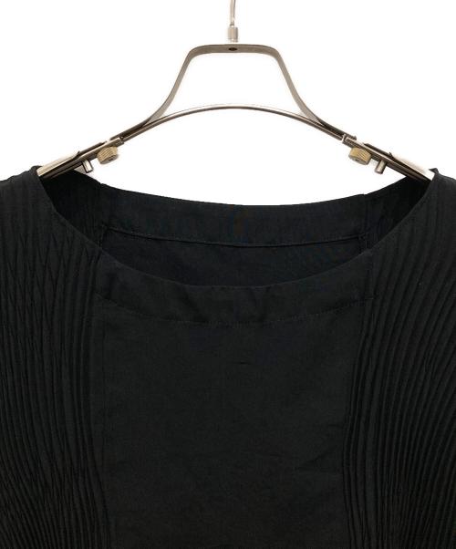 ISSEY MIYAKE（イッセイミヤケ）ISSEY MIYAKE (イッセイミヤケ) フレンチスリーブプリーツブラウス ブラック サイズ:2の古着・服飾アイテム