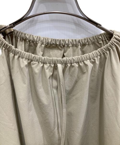 YORI（ヨリ）yori (ヨリ) レジャーカイトプルオーバー ベージュ サイズ:freeの古着・服飾アイテム