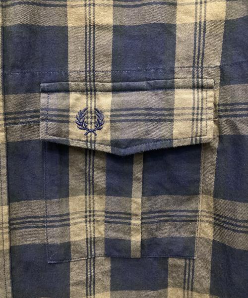 FRED PERRY（フレッドペリー）FRED PERRY (フレッドペリー) ミリタリーチャックシャツ カーキ×ネイビー サイズ:Lの古着・服飾アイテム