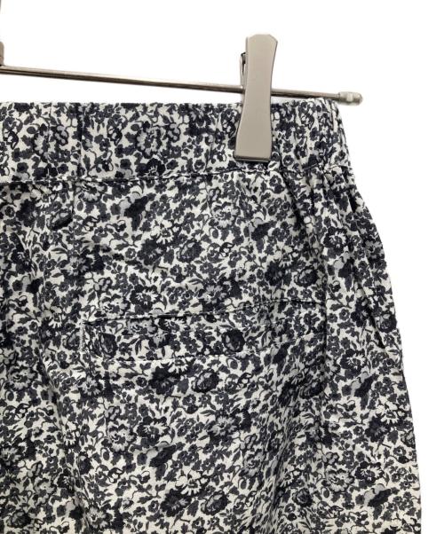 kurashi&trips publishing（クラシアンドトリップス パブリッシング）KURASHI&Trips PUBLISHING (クラシアンドトリップス パブリッシング) リバティプリントのイージーパンツ グレー サイズ:Tの古着・服飾アイテム