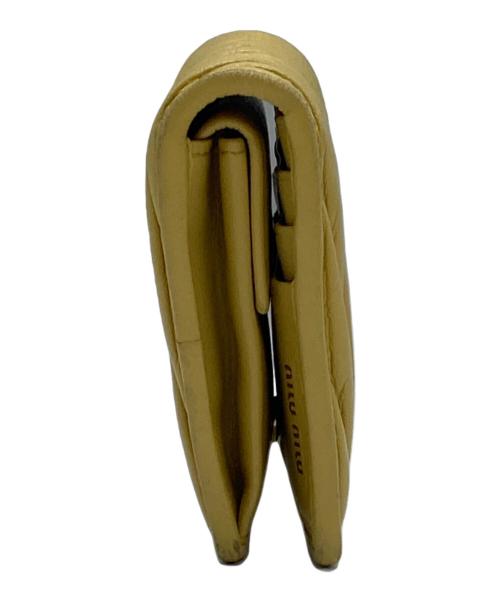 MIU MIU（ミュウミュウ）MIU MIU (ミュウミュウ) マテラッセレザー財布 イエローの古着・服飾アイテム