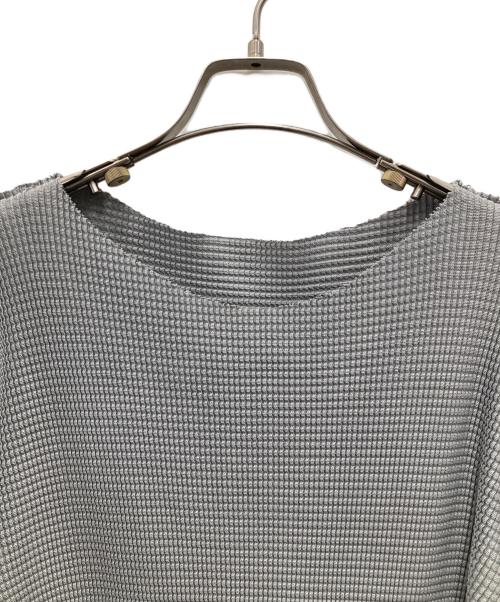me ISSEY MIYAKE（ミーイッセイ ミヤケ）me ISSEY MIYAKE (ミーイッセイ ミヤケ) プリーツブラウス グレー サイズ:Fの古着・服飾アイテム