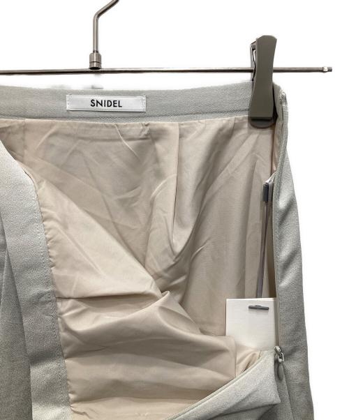 Snidel（スナイデル）Snidel (スナイデル) ヘムレースアイラインサテンスカート グリーン 未使用品の古着・服飾アイテム
