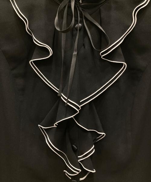 TO BE CHIC（トゥービーシック）TO BE CHIC (トゥービーシック) フリルブラウス ブラック サイズ:40 未使用品の古着・服飾アイテム
