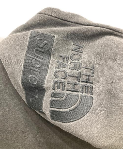 THE NORTH FACE（ザ ノース フェイス）THE NORTH FACE (ザ ノース フェイス) Supreme (シュプリーム) Pigment Printed Hooded Sweatshirt グレー サイズ:XLの古着・服飾アイテム