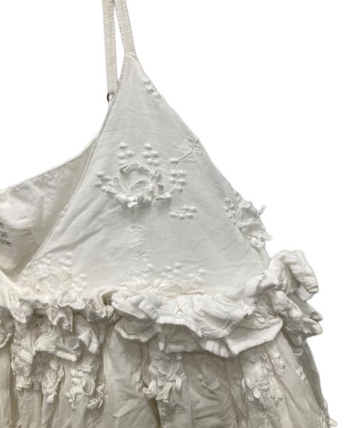 crinkle crinkle crinkle（クリンクル クリンクル クリンクル）crinkle crinkle crinkle (クリンクル クリンクル クリンクル) 3D embroidery camisole ホワイト サイズ:F 未使用品の古着・服飾アイテム