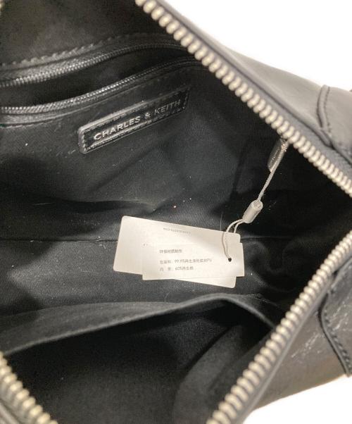 CHARLES & KEITH（チャールズアンドキース）CHARLES & KEITH (チャールズアンドキース) Xylia ザイリア グロメットレースアップショルダーバッグ ブラック 未使用品の古着・服飾アイテム