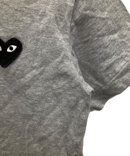 PLAY COMME des GARCONS（プレイコムデギャルソン）PLAY COMME des GARCONS (プレイコムデギャルソン) ハートロゴTシャツ グレー サイズ:Sの古着・服飾アイテム