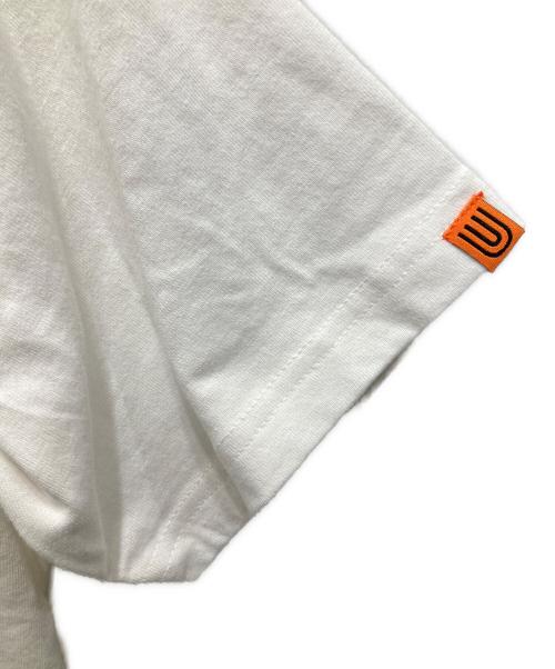 UNIVERSAL OVERALL（ユニバーサルオーバーオール）UNIVERSAL OVERALL (ユニバーサルオーバーオール) コラボプリントTシャツ ホワイト サイズ:S 未使用品の古着・服飾アイテム