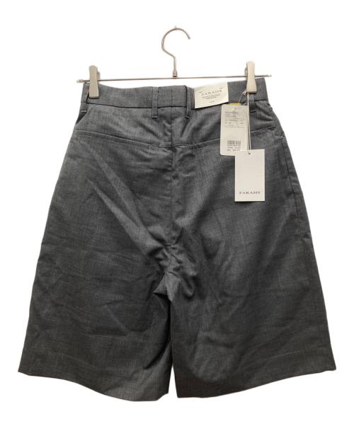 FARAH（ファーラー）FARAH (ファーラー) Two Tuck Wide Shorts/ツータックワイドショーツ グレー サイズ:28 未使用品の古着・服飾アイテム