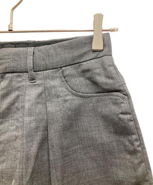 FARAH（ファーラー）FARAH (ファーラー) Two Tuck Wide Shorts/ツータックワイドショーツ グレー サイズ:28 未使用品の古着・服飾アイテム
