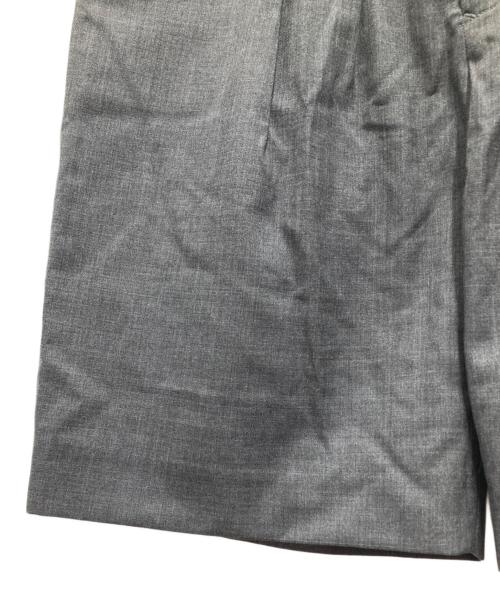 FARAH（ファーラー）FARAH (ファーラー) Two Tuck Wide Shorts/ツータックワイドショーツ グレー サイズ:28 未使用品の古着・服飾アイテム
