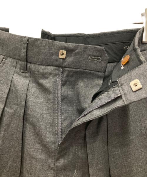 FARAH（ファーラー）FARAH (ファーラー) Two Tuck Wide Shorts/ツータックワイドショーツ グレー サイズ:28 未使用品の古着・服飾アイテム
