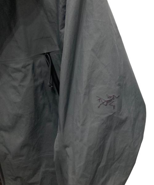 ARC'TERYX（アークテリクス）ARC'TERYX (アークテリクス) LEAF ALPHA LT JACKET/リーフ アルファ エルティー ジャケット グレー サイズ:Mの古着・服飾アイテム