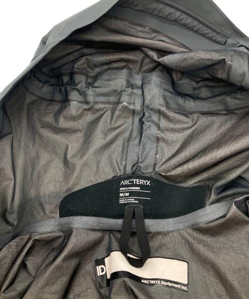 ARC'TERYX（アークテリクス）ARC'TERYX (アークテリクス) LEAF ALPHA LT JACKET/リーフ アルファ エルティー ジャケット グレー サイズ:Mの古着・服飾アイテム