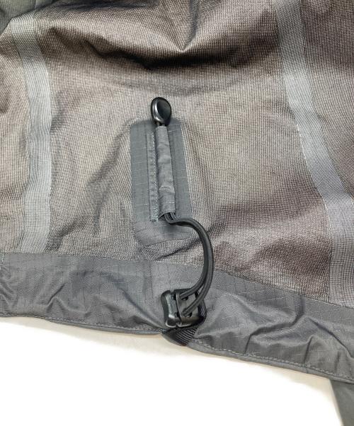 ARC'TERYX（アークテリクス）ARC'TERYX (アークテリクス) LEAF ALPHA LT JACKET/リーフ アルファ エルティー ジャケット グレー サイズ:Mの古着・服飾アイテム