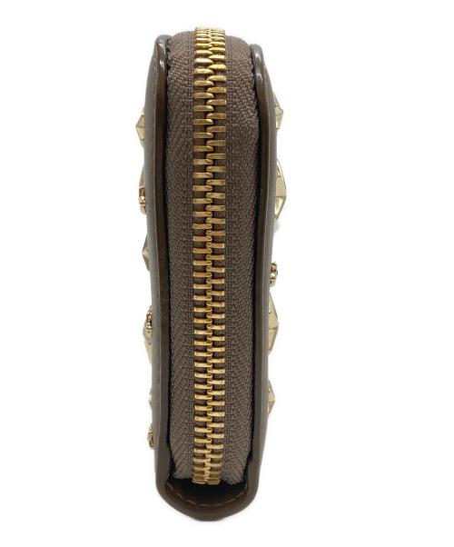 JIMMY CHOO（ジミーチュウ）JIMMY CHOO (ジミーチュウ) スタースタッズロングウォレット ベージュの古着・服飾アイテム