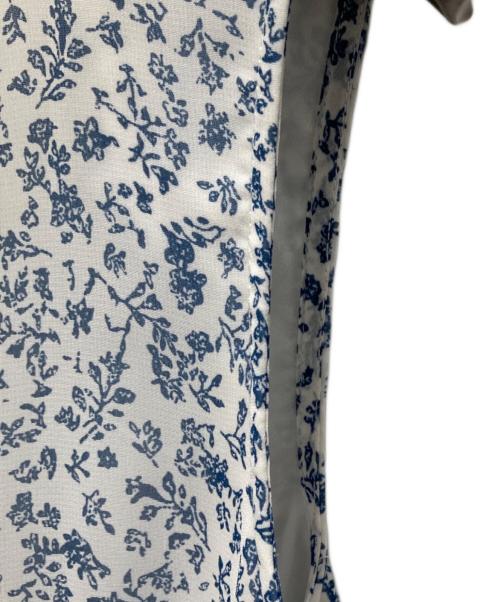 JUSGLITTY（ジャスグリッティー）JUSGLITTY (ジャスグリッティー) 小花柄 プリーツ ワンピース ホワイト×ネイビー サイズ:2の古着・服飾アイテム