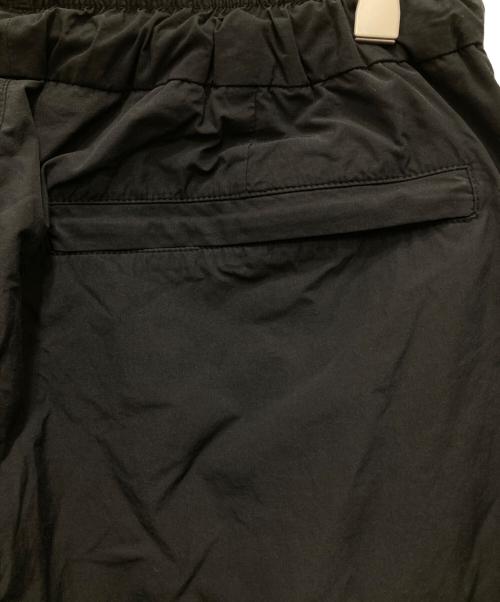 ALOUND（アラウンド）alound (アラウンド) ツータックテーパードナイロンパンツ ブラック サイズ:Mの古着・服飾アイテム