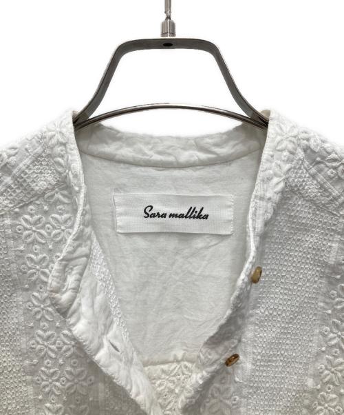 sara mallika（サラマリカ）sara mallika (サラマリカ) CTN FLOWER EMB BACK SLIT TOブラウス ホワイト サイズ:不明（実寸をご確認ください）の古着・服飾アイテム