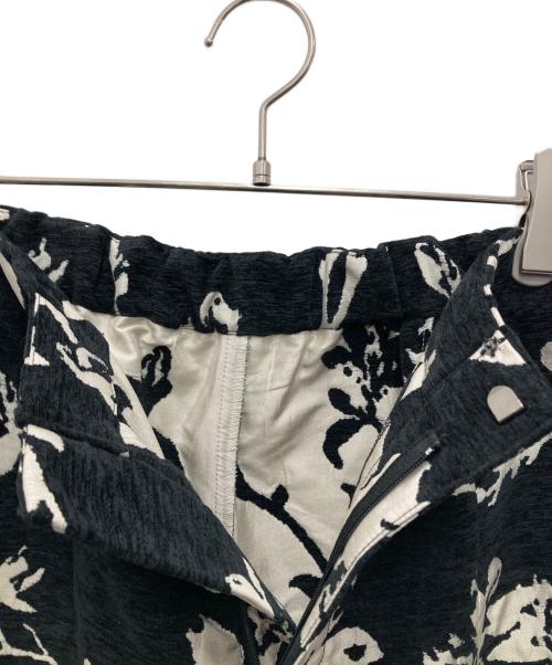 Ayane（アヤネ）ayane (アヤネ) 花柄ジャガードバレルレッグパンツ ホワイト×ブラック サイズ:44 未使用品の古着・服飾アイテム