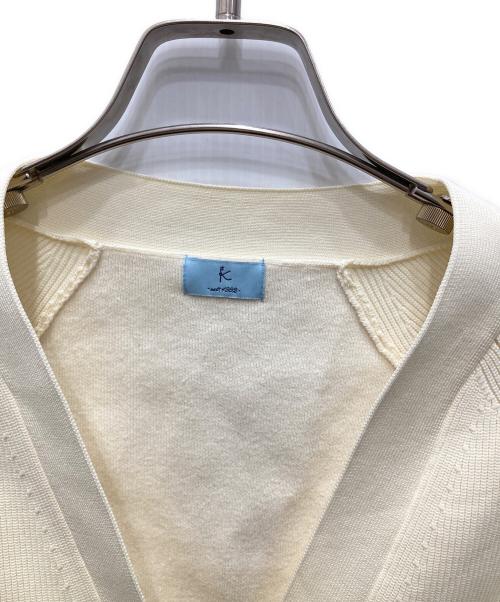 KUMIKYOKU（クミキョク）KUMIKYOKU (クミキョク) パールボタンニットカーディガン アイボリー サイズ:2 未使用品の古着・服飾アイテム