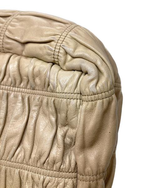 PRADA（プラダ）PRADA (プラダ) ゴーフルレザーチェーンショルダーバッグ ベージュの古着・服飾アイテム