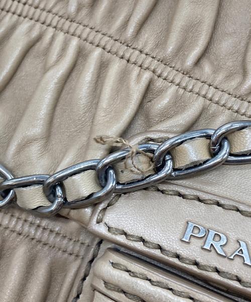 PRADA（プラダ）PRADA (プラダ) ゴーフルレザーチェーンショルダーバッグ ベージュの古着・服飾アイテム