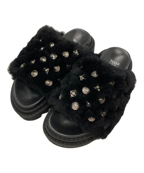 TOGA PULLA（トーガ プルラ）TOGA PULLA (トーガ プルラ) FUR CONCHO SANDALS/ファー・コンチョ・サンダル ブラック サイズ:37の古着・服飾アイテム
