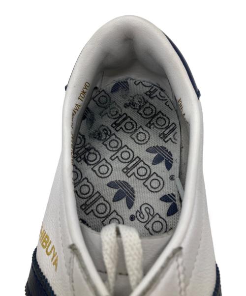 adidas（アディダス）adidas (アディダス) SHIBUYA スニーカー ホワイト×ネイビー サイズ:28の古着・服飾アイテム