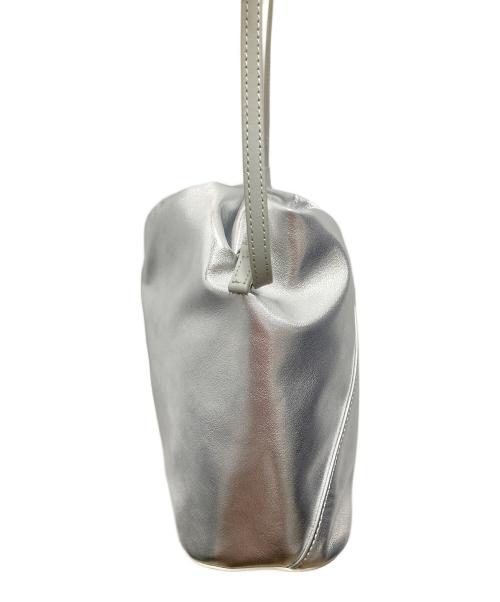 MM6 Maison Margiela（エムエムシックスメゾンマルジェラ）MM6 Maison Margiela (エムエムシックスメゾンマルジェラ) ナンバリングロゴJapanese Crossbody Bag シルバーの古着・服飾アイテム