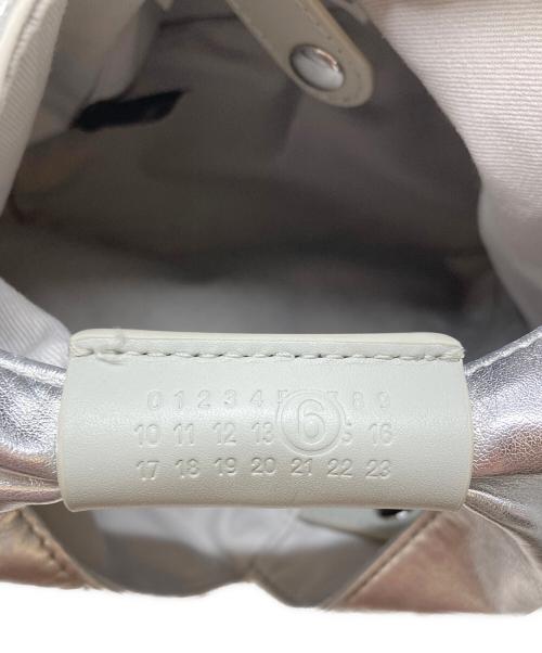 MM6 Maison Margiela（エムエムシックスメゾンマルジェラ）MM6 Maison Margiela (エムエムシックスメゾンマルジェラ) ナンバリングロゴJapanese Crossbody Bag シルバーの古着・服飾アイテム