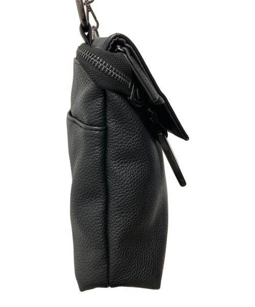 ear PAPILLONNER（イアパピヨネ）ear PAPILLONNER (イアパピヨネ) 樹脂チャームフラップショルダーバッグ ブラックの古着・服飾アイテム