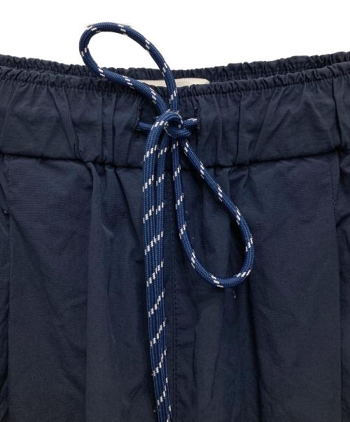 ALOUND（アラウンド）ALOUND (アラウンド) ツータックテーパードナイロンパンツ ネイビー サイズ:Mの古着・服飾アイテム