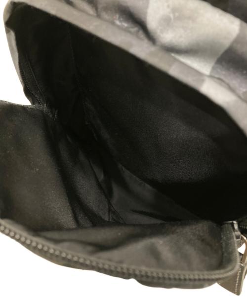 PRADA（プラダ）PRADA (プラダ) カモ柄サイドロゴナイロンバックパック ネイビー×ブラックの古着・服飾アイテム