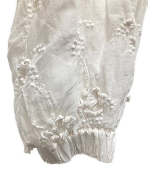 crinkle crinkle crinkle（クリンクル クリンクル クリンクル）crinkle crinkle crinkle (クリンクル クリンクル クリンクル) 3D embroidery blouse/スリーディー エンブロイダリー ブラウス ホワイト サイズ:Fの古着・服飾アイテム