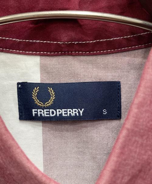 FRED PERRY（フレッドペリー）FRED PERRY (フレッドペリー) シャツ レッド サイズ:Sの古着・服飾アイテム
