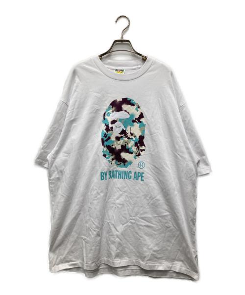 A BATHING APE（アベイシングエイプ）A BATHING APE (アベイシングエイプ) MAP CAMO BY BATHING APE RELAXED FIT TEE ホワイト×ブルー サイズ:2XLの古着・服飾アイテム