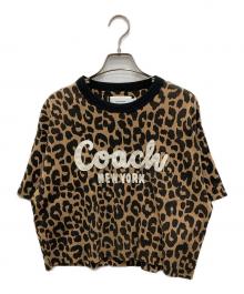 COACH（コーチ）の古着「レオパード カーシヴ シグネチャー クロップド Tシャツ」｜ベージュ