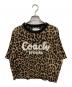 COACH（コーチ）の古着「レオパード カーシヴ シグネチャー クロップド Tシャツ」｜ベージュ