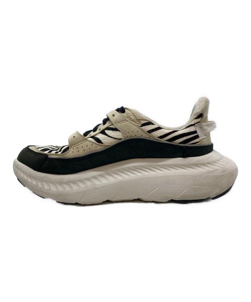 UGG（アグ）UGG (アグ) CA805 V2 Animal/アグ シーエーブイツー アニマル ホワイト×ブラック サイズ:23.5の古着・服飾アイテム