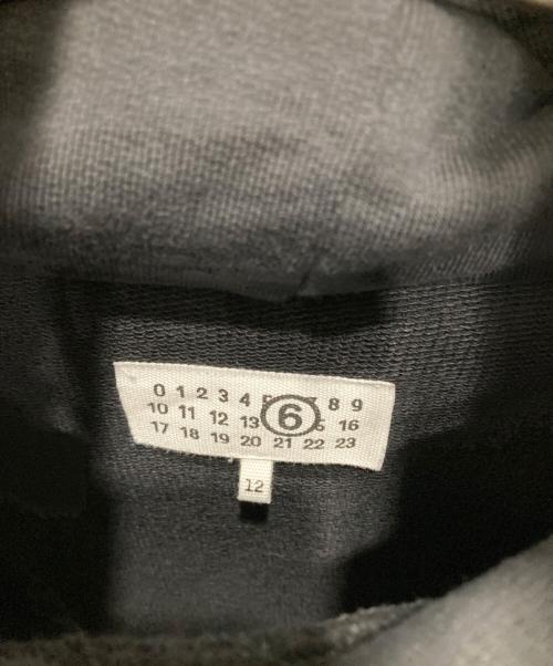 MM6 Maison Margiela（エムエムシックスメゾンマルジェラ）MM6 Maison Margiela (エムエムシックスメゾンマルジェラ) ロゴフーデッドパーカー ブラック サイズ:12の古着・服飾アイテム