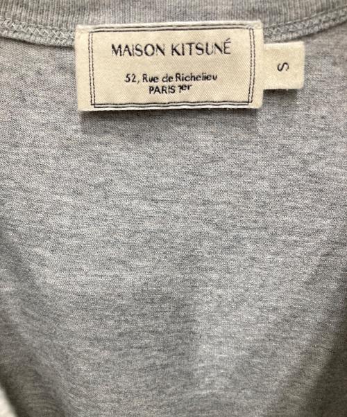 maison kitsune（メゾンキツネ）MAISON KITSUNE (メゾンキツネ) TEE-SHIRT PALAIS ROYAL グレー サイズ:Sの古着・服飾アイテム