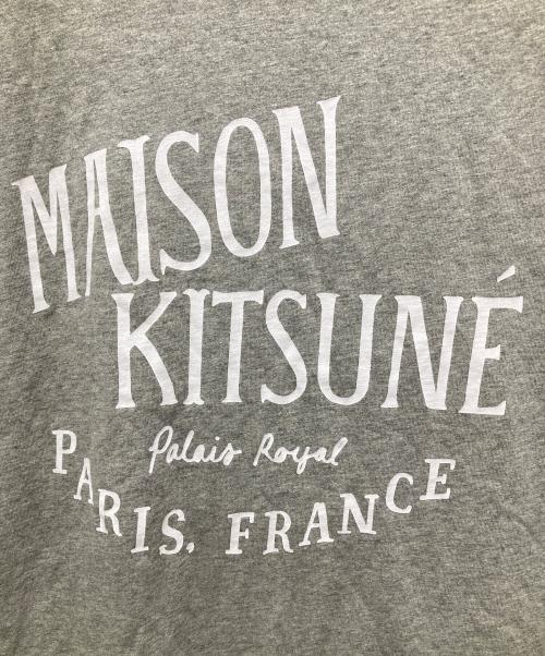 maison kitsune（メゾンキツネ）MAISON KITSUNE (メゾンキツネ) TEE-SHIRT PALAIS ROYAL グレー サイズ:Sの古着・服飾アイテム