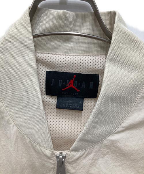 JORDAN（ジョーダン）JORDAN (ジョーダン) AS M J ESS STMT LTWT RNGD JKT アイボリー サイズ:Lの古着・服飾アイテム