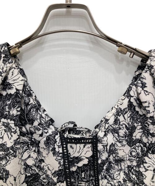 Snidel（スナイデル）Snidel (スナイデル) ラッフルカラーワンピース ホワイト×ブラックの古着・服飾アイテム