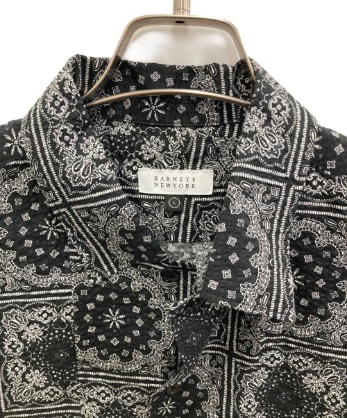 BARNEYS NEWYORK（バーニーズ・ニューヨーク）BARNEYS NEWYORK (バーニーズ・ニューヨーク) ペイズリーS/Sシャツ ブラック サイズ:Lの古着・服飾アイテム